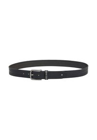 Cinturón de cuero negro con acabado suave, que presenta una hebilla de metal plateado y una etiqueta con el logotipo. Diseño recto con múltiples agujeros para ajuste.