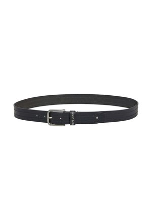 Cinturón de cuero negro con acabado suave, que presenta una hebilla de metal plateado y una etiqueta con el logotipo. Diseño recto con múltiples agujeros para ajuste.