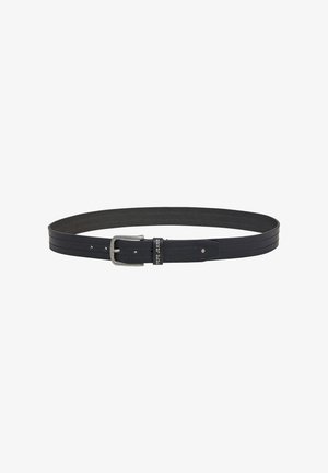Cinturón de cuero negro con acabado suave, que presenta una hebilla de metal plateado y una etiqueta con el logotipo. Diseño recto con múltiples agujeros para ajuste.