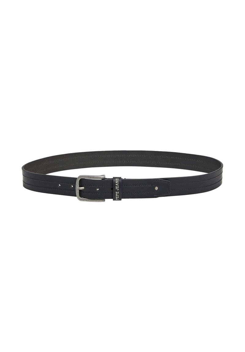 Cinturón de cuero negro con acabado suave, que presenta una hebilla de metal plateado y una etiqueta con el logotipo. Diseño recto con múltiples agujeros para ajuste.