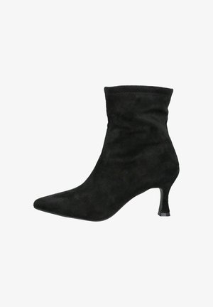 Bota de ante negra hasta el tobillo con punta afilada y tacón medio delgado, diseñada para la moda femenina.