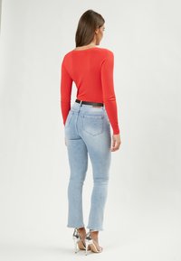 INFLUENCER V NECK - Strickpullover - lobster