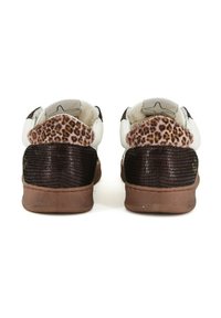 Sneaker marroni e bianchi realizzati in un materiale testurizzato con motivo rettile scuro, dotati di un retro con stampa leopardata rosa e una suola in gomma.