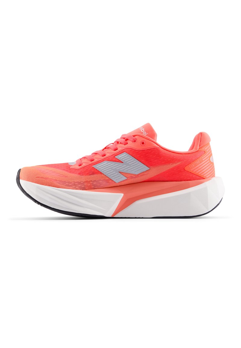 Zapatilla de running ligera en un vibrante color coral con parte superior de malla y logo plateado. Media suela blanca texturizada y suela de goma negra distintivas.