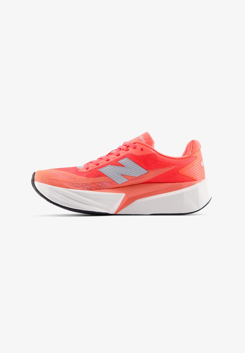Zapatilla de running ligera en un vibrante color coral con parte superior de malla y logo plateado. Media suela blanca texturizada y suela de goma negra distintivas.