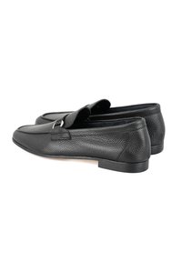 Schwarze Lederloafers mit strukturiertem Finish, runder Spitze, vorderen Riemen und kleiner Akzentbeschläge. Flacher Absatz und gepolstertes Innenleben.