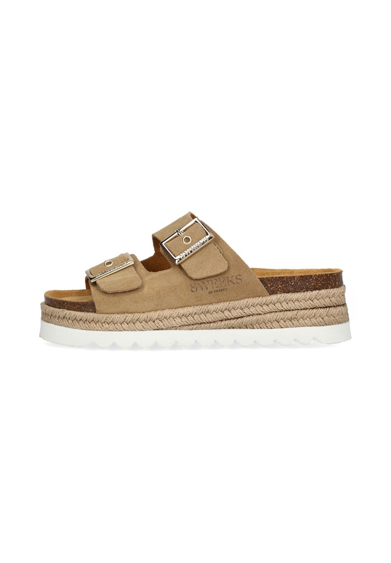 Beige Wildleder-Sandale mit zwei verstellbaren Riemen und silbernen Schnallen. Enthält eine gewebte Jutemittelsohle und eine strukturierte weiße Außensohle.