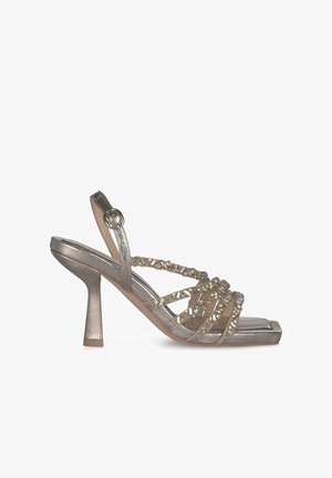 Metallisch silberner High-Heels-Sandal mit durchsichtigen Riemen und geschmückten Akzenten. Die quadratische Zehenpartie und das Design mit Stiletto-Absatz betonen die Struktur.