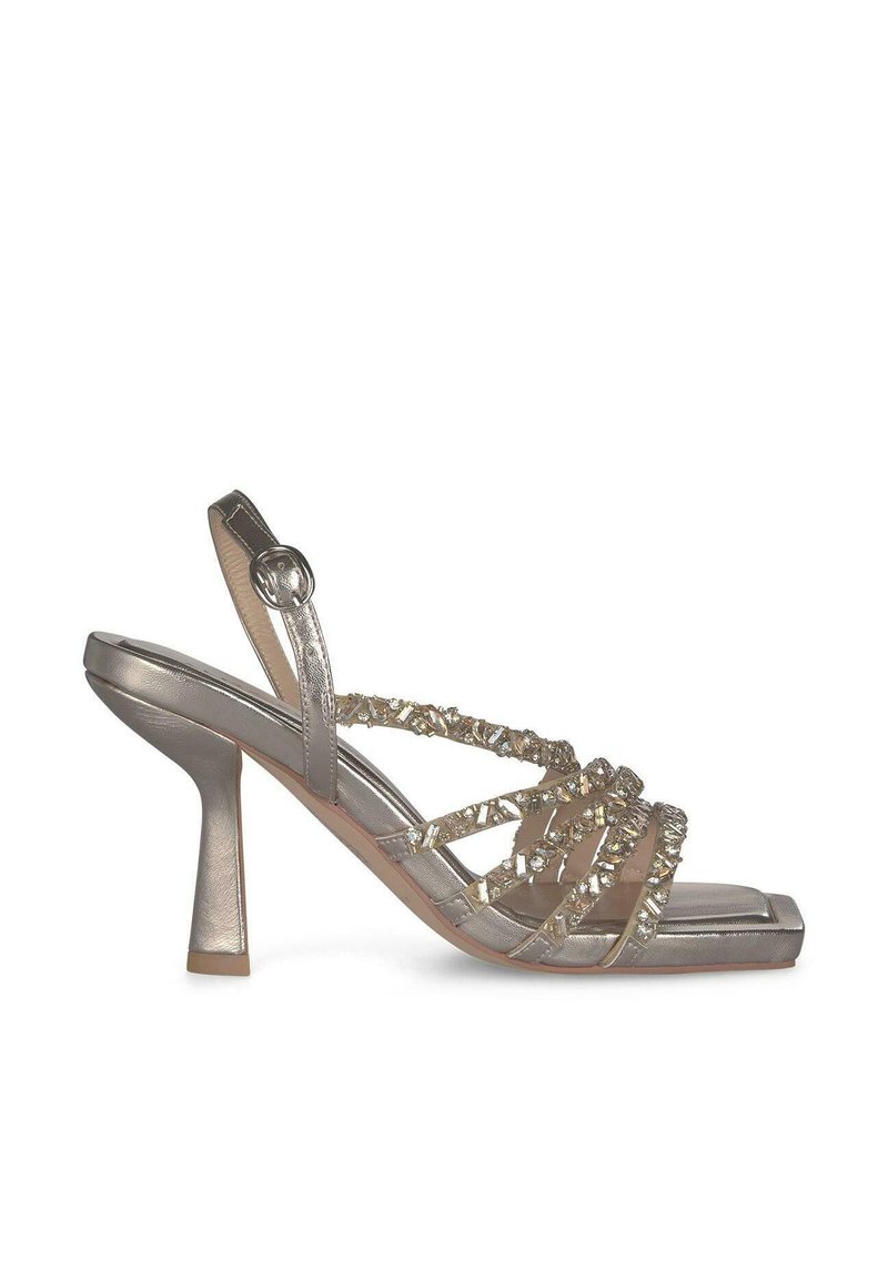 Metallisch silberner High-Heels-Sandal mit durchsichtigen Riemen und geschmückten Akzenten. Die quadratische Zehenpartie und das Design mit Stiletto-Absatz betonen die Struktur.