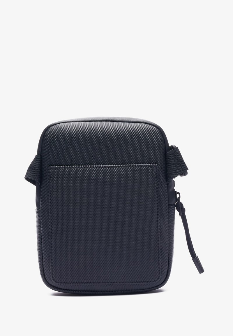 Bolsa rectangular negra hecha de material texturizado, con un bolsillo frontal, cierre de cremallera y correa ajustable. Diseño simple sin adornos.