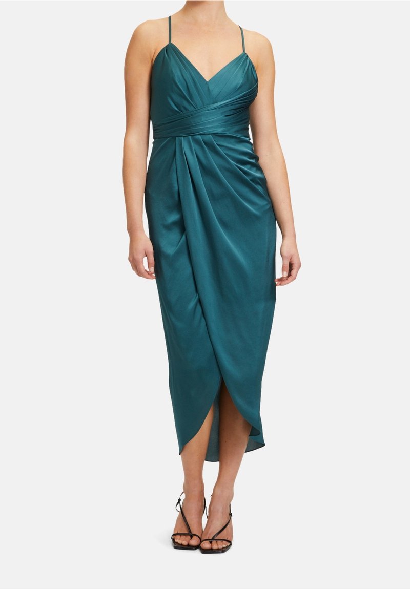 Robe en satin bleu sarcelle avec un décolleté en V, des fines bretelles et un design drapé. Présente une fente sur le côté et une longueur mi-mollet. Texture lisse et silhouette élégante.