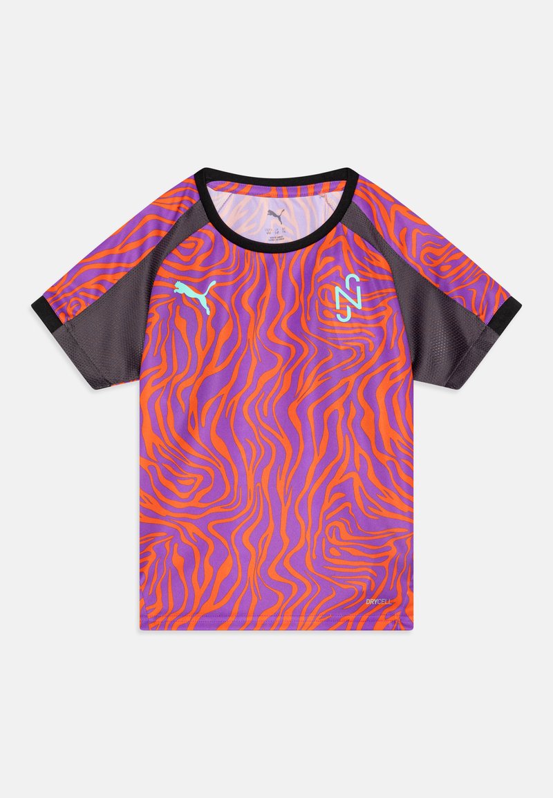 Camiseta atlética de manga corta con base morada y patrón de rayas de tigre en naranja, mangas de malla negra y acentos de logo en azul verdoso.