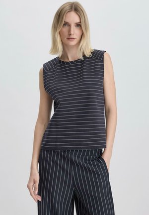 Top senza maniche in tessuto scuro con sottili righe bianche, caratterizzato da un collo rotondo e una vestibilità rilassata. Abbinato a pantaloni a righe coordinate.