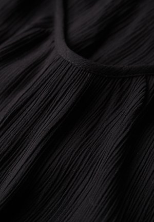 Tejido negro con una textura plisada, que presenta un escote redondeado y un drapeado suave y fluido. La superficie parece lisa pero arrugada.