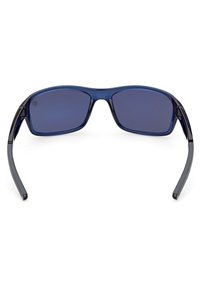 Gafas de sol con tinte azul y montura rectangular. Fabricadas en plástico brillante, con lentes oscuros y brazos delgados con puntas redondeadas.