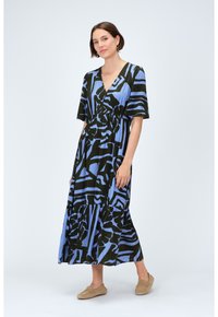 Robe longue et fluide à motifs abstraits bleus et noirs, avec des manches courtes, un col en V et une jupe à volants.