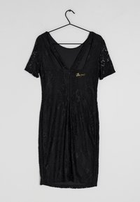 Vestido de encaje negro con mangas cortas, escote en V profundo y cierre con cremallera en la parte frontal. Bordado decorativo en dorado en el pecho que añade detalle.