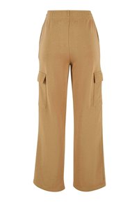 Beige Cargo-Hosen aus weichem Stoff, mit einem elastischen Bund, zwei Seitentaschen und zwei Cargotaschen mit Klappendetails.