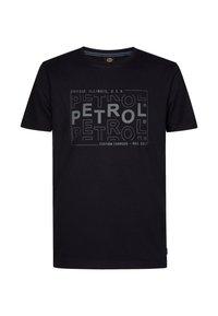 Černé bavlněné tričko s krátkými rukávy a kulatým výstřihem. Obsahuje velký grafický potisk s textem "PETROL" v různých velikostech.