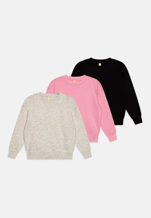 Tres sudaderas en gris, rosa y negro. Cada una tiene un cuello redondo y puños acanalados, hechas de una tela suave con una textura lisa.