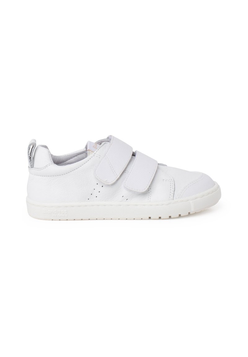 Weiße Ledersneaker mit zwei Klettverschlüssen, durchbrochenen Details an den Seiten und einer strukturierten Gummisohle. Glatte Oberfläche und abgerundete Spitze.