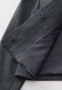 Grijze pinstripe blazer met een gladde donkere binnenvoering, voorzien van twee buitenzakken en subtiele stikdetails op de revers.