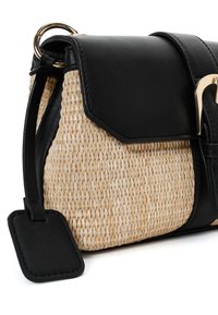 Borsa a tracolla nera in pelle con corpo in paglia intrecciata, con dettagli in metallo dorato, etichetta piatta in pelle nera e superficie testurizzata.