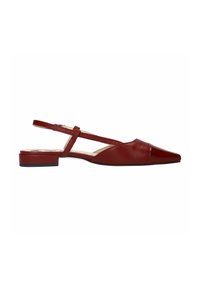 Rode leren slingback flats met een spitse neus, een kleine blokhak en een gekruist bandontwerp. Gladde textuur met minimale accenten.