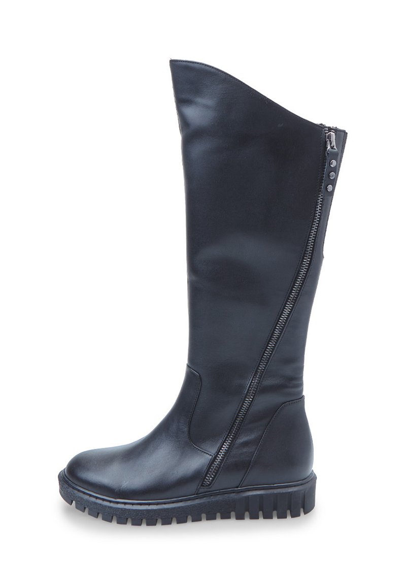 Bota alta de cuero negro con cremallera lateral y suela gruesa con estrías, borde superior ligeramente inclinado, acabado suave y elegante, aislada sobre fondo blanco.