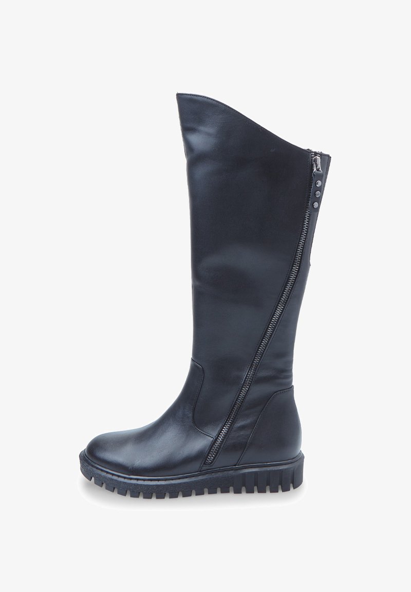 Bota alta de cuero negro con cremallera lateral y suela gruesa con estrías, borde superior ligeramente inclinado, acabado suave y elegante, aislada sobre fondo blanco.