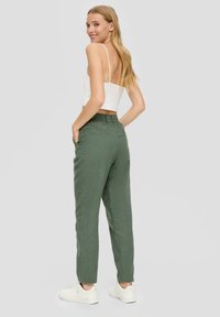QS REGULAR - Pantaloni - olivgrün