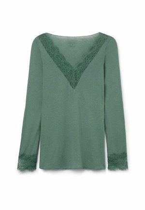 Langsleeve groene top met een V-halslijn en kantaccenten aan de mouwen; zachte, gestructureerde stof.