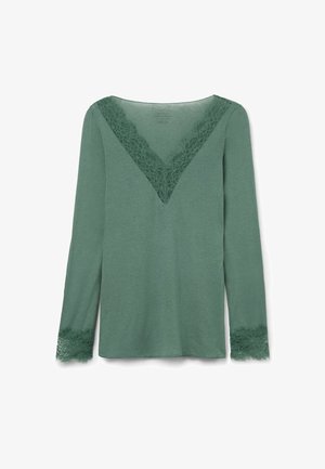 Top de manga larga verde con escote en V y detalles de encaje en los puños; fabricado en un tejido suave y texturizado.