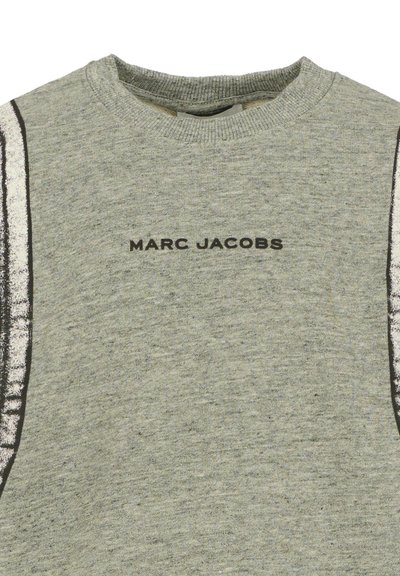 Grijze sweatshirt met geribbelde ronde hals, textuur gebreide stof en zwarte "MARC JACOBS" tekst over de borst met contrasterende zijkantdetails.