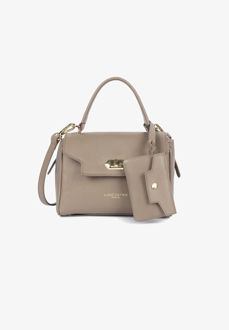 Borsa a mano in pelle beige con manico superiore, tracolla rimovibile, finiture dorate e portafoglio coordinato. Nome del marchio impresso sul davanti.