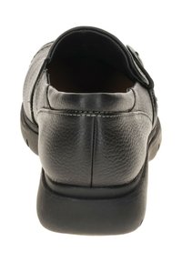 Schwarzer Lederschuh mit strukturierter Oberfläche, abgerundetem Absatz und genähten Details an der Rückseite und den Seiten. Bequeme Slip-On-Design für einen angenehmen Sitz.