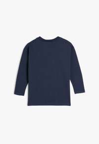 Mörk marinblå långärmad T-shirt med rund halsringning och slät textur. Har en enkel, enfärgad design utan mönster eller detaljer.