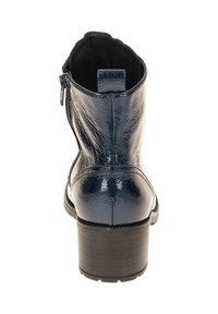 Stivale alla caviglia in pelle blu navy con tacco alto a blocco, chiusura con zip e una superficie liscia e lucida. Punta arrotondata e suola a contrasto.