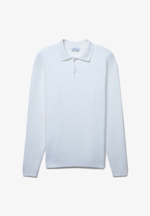 Weißes Langarm-Polohemd mit klassischem Kragen, drei Knöpfen und einer strukturierten Stoffoberfläche. Einfaches, sauberes Design.