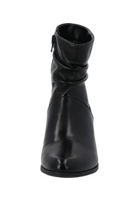 Botín de cuero negro hasta el tobillo con un diseño arrugado, punta afilada y cremallera lateral. Textura lisa y silueta minimalista.