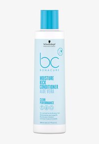 Lichtblauwe plastic fles conditioner met een turkooizen dop. Het etiket toont in dikke letters "bc" en "Moisture Kick Conditioner".