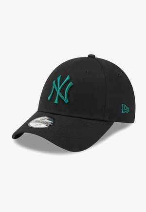 Cappellino nero con un design strutturato che presenta un logo "NY" ricamato in rilievo color teal sul davanti e una visiera piatta curvata. Include etichetta di branding.