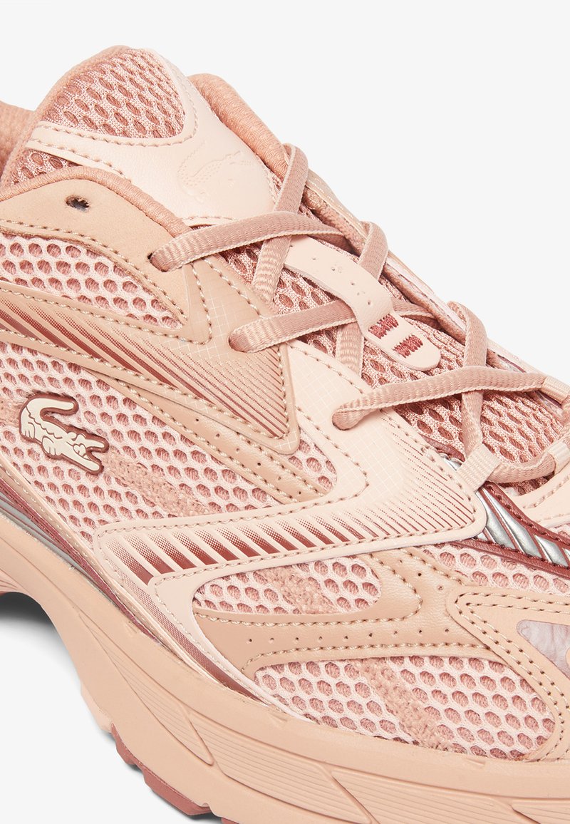 Helle rosa Sportschuh mit Mesh-Einsätzen, strukturierten Overlays, gesticktem Logo und passenden Schnürsenkeln. Verfügt über ein gepolstertes Sohlen-Design.