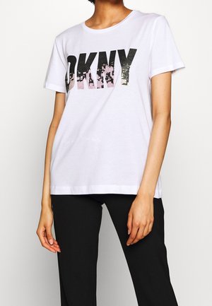 Valkoinen lyhythihainen t-paita, jossa on rohkea mustan ja vaaleanpunaisen sävyinen graafinen printti "DKNY" edessä. Silkkinen puuvillakangas, rento malli.