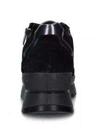 Scarpa sportiva nera realizzata in suede e materiali sintetici, con suola texturizzata, punta arrotondata e dettaglio con zip sul lato.