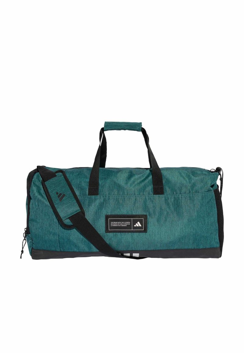 Teal sporttas met zwarte accenten, handgrepen aan de bovenkant, verstelbare schouderband, ritsafsluiting en een logo patch aan de voorkant. Getextureerd, duurzaam materiaal.