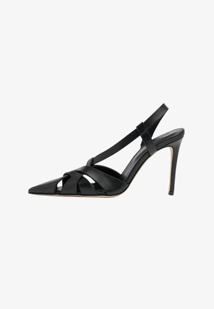 Czarne skórzane buty na wysokim obcasie typu slingback z zaostrzonym noskiem, kanciastymi wycięciami oraz krzyżującym się paskiem. Gładka faktura i smukły obcas.