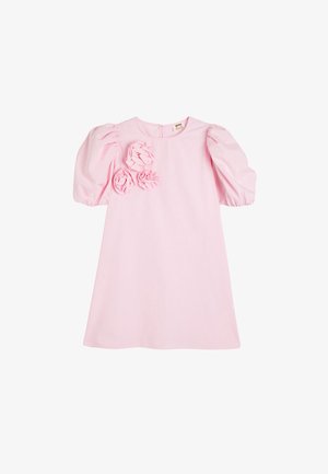 Roze katoenen jurk met pofmouwen, een ronde halslijn en drie stoffen bloemenapplicaties aan de linkerkant. Hares textuur, knielang.