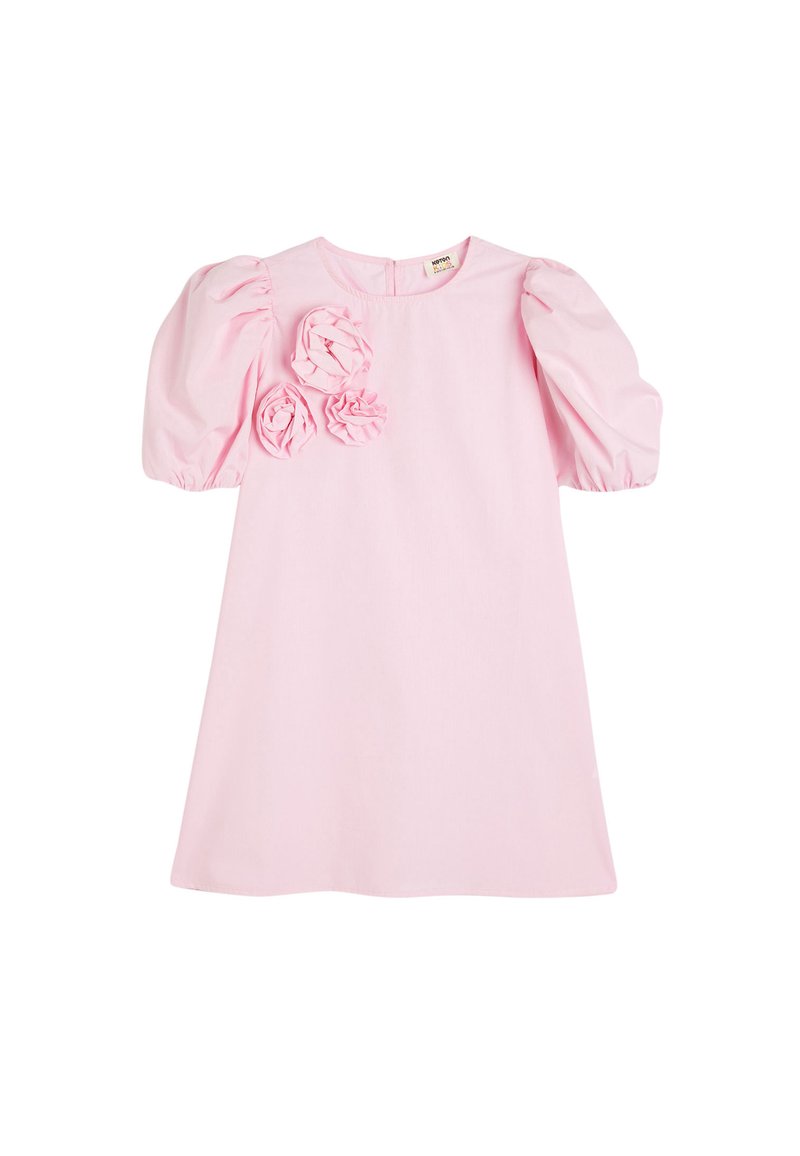 Roze katoenen jurk met pofmouwen, een ronde halslijn en drie stoffen bloemenapplicaties aan de linkerkant. Hares textuur, knielang.