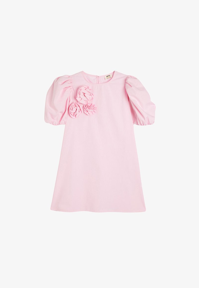 Rosa Baumwollkleid mit Puffärmeln, Rundhalsausschnitt und drei stofflichen Blumenapplikationen auf der linken Seite. Glatte Textur, knielang.